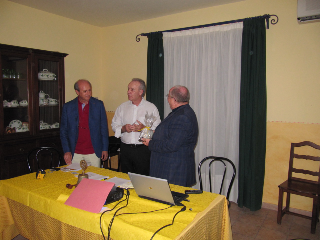 Caminetto con consegna tessera del club. - Rotary Club Valle del Salso ...